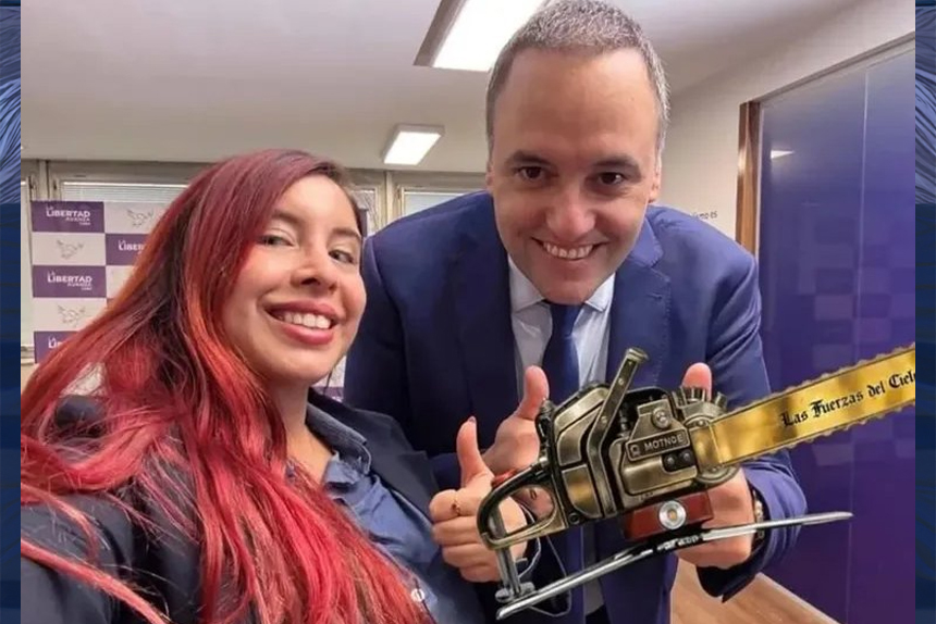 ¿Adorni contrata a su amante y la lleva de viaje?