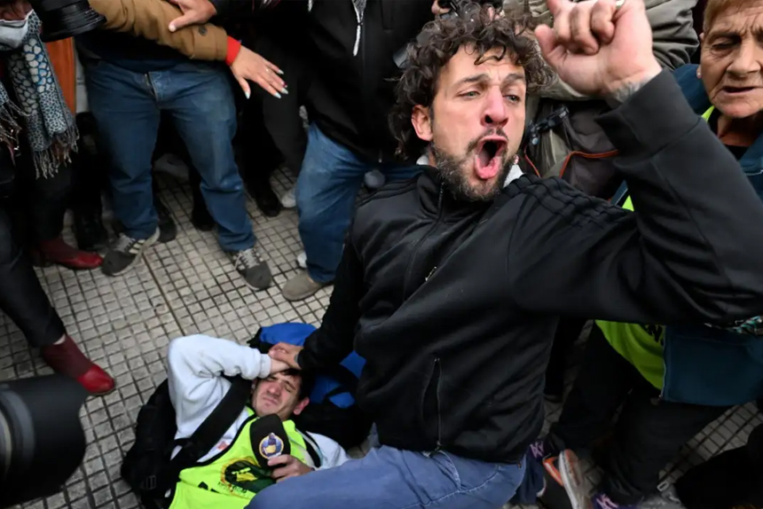 Derechos no. Palos sí