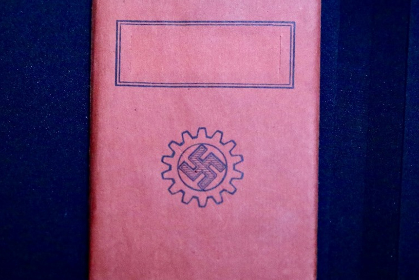Descubren cajas con material nazi en la Corte Suprema