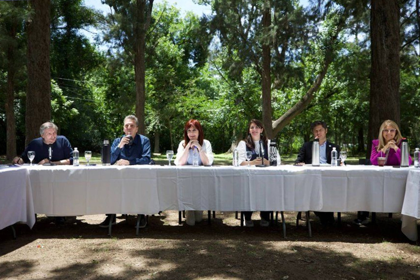 Kicillof apuesta a la unidad aunque sólo mide más que La Cámpora