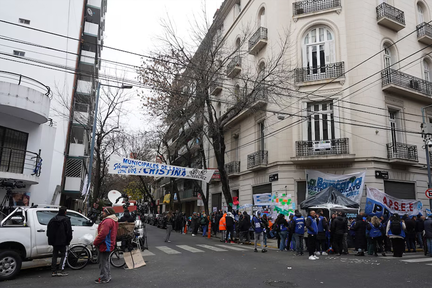 La persecución no encuentra límites