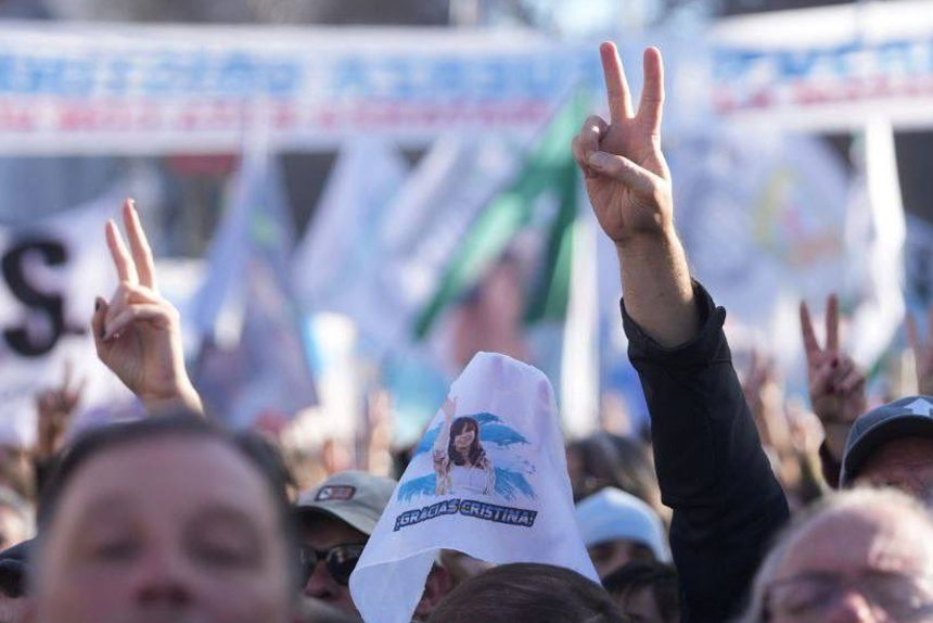 Masivo respaldo a Cristina