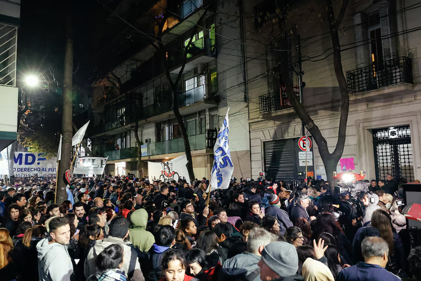 El Macri suplente reprime la vigilia en la casa de Cristina
