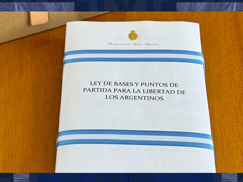 Ante el vencimiento de las facultades delegadas, el gobierno intenta una última andanada de destrucción