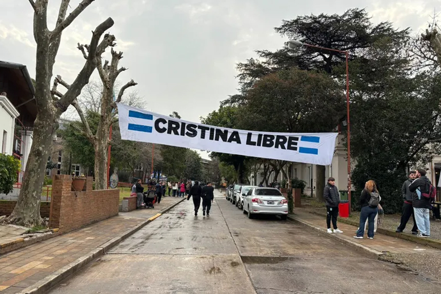 Kicillof y Mayra Mendoza: Foto de unidad en plena campaña