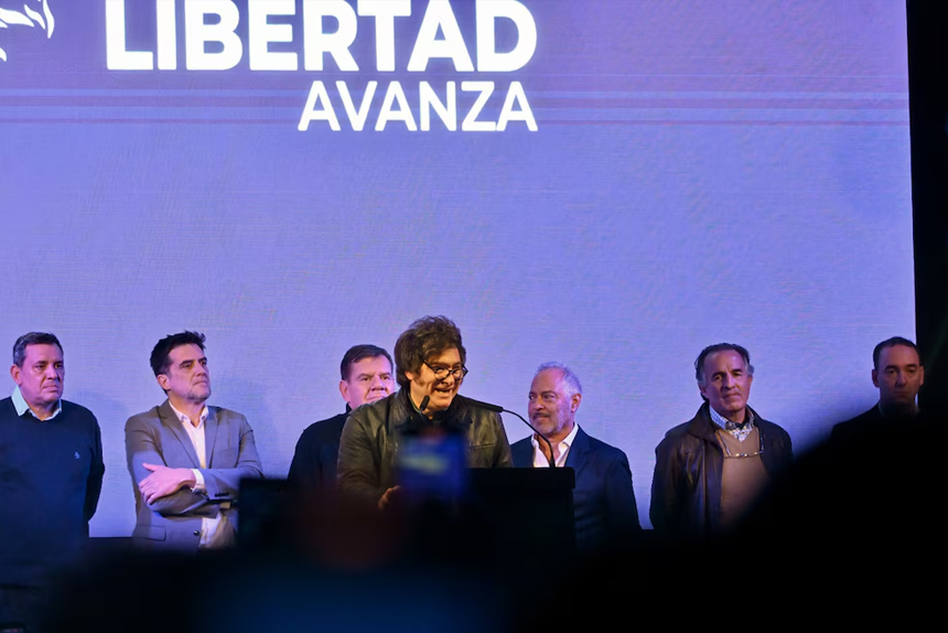 Duelo de campaña en La Plata: Kicillof inaugura obras. Milei no.