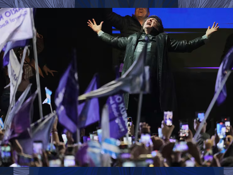 Cierre de campaña libertario en Moreno: Poca gente y mucha capucha
