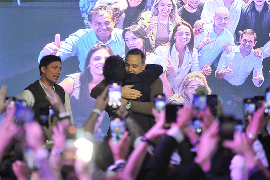 El resultado electoral pone paños fríos a la toma de poder de Santiago Caputo