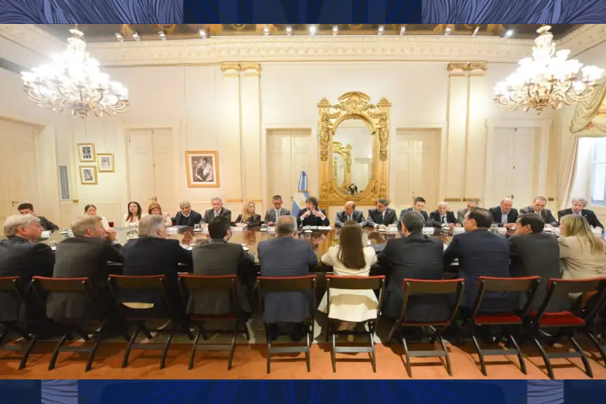 Kicillof cierra filas con sus intendentes y Cristina a la carta