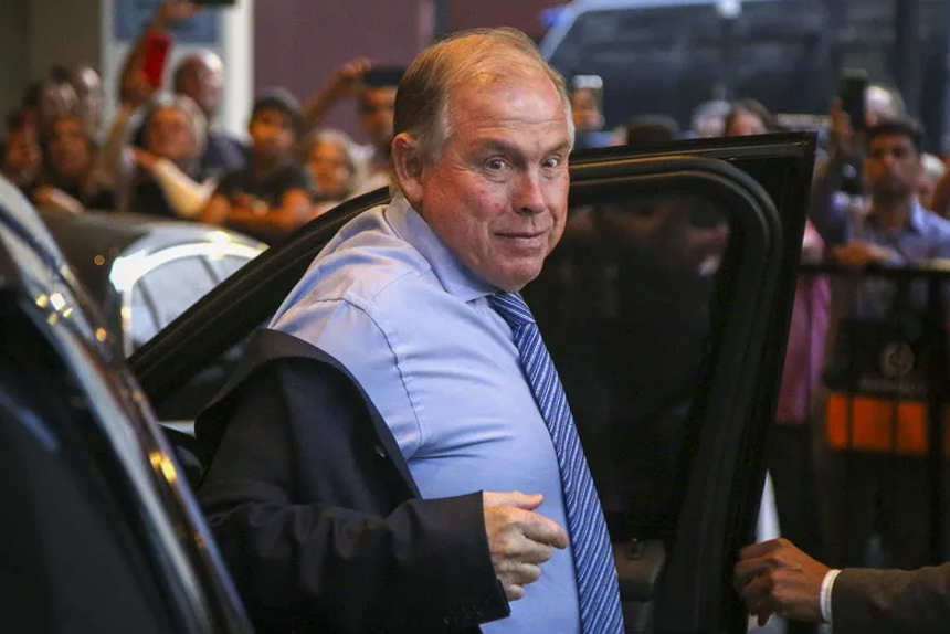 Werthein amenaza con renunciar si Santiago Caputo asume como ministro