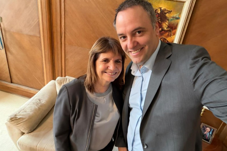 Mientras Santilli asumía, Bullrich y Adorni intentaban vaciarle el ministerio