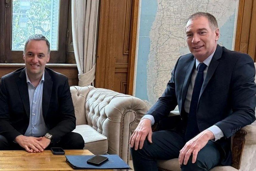 Mientras Santilli asumía, Bullrich y Adorni intentaban vaciarle el ministerio