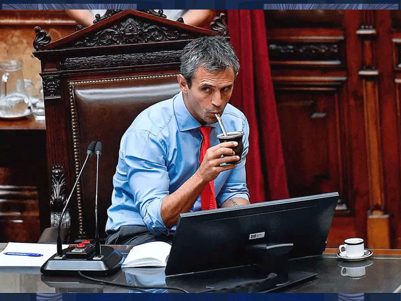 Niños obligados a agradecer en cámara a Menem en una excursión escolar