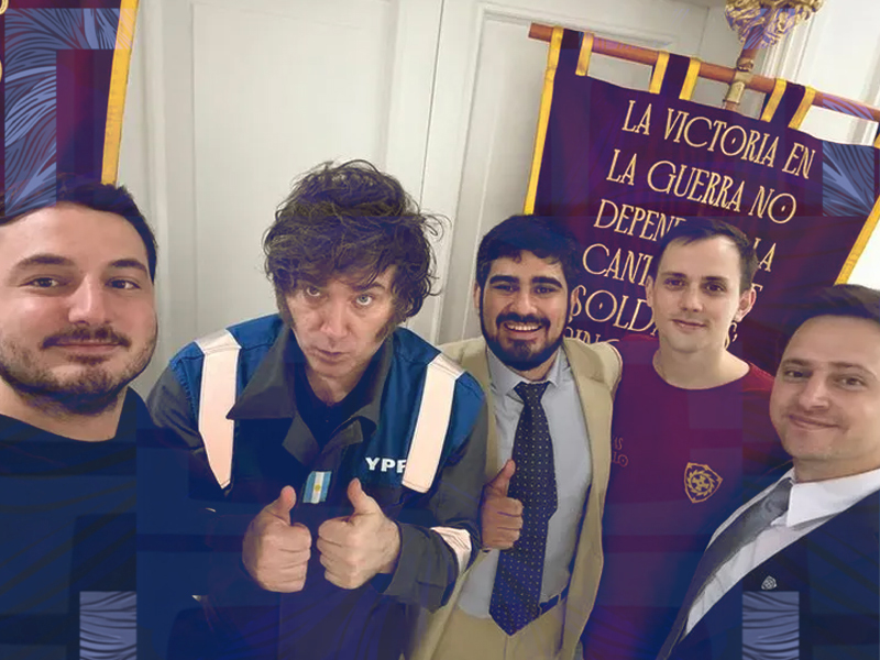 Estandartes “romanos” de Las Fuerzas del Cielo en Olivos