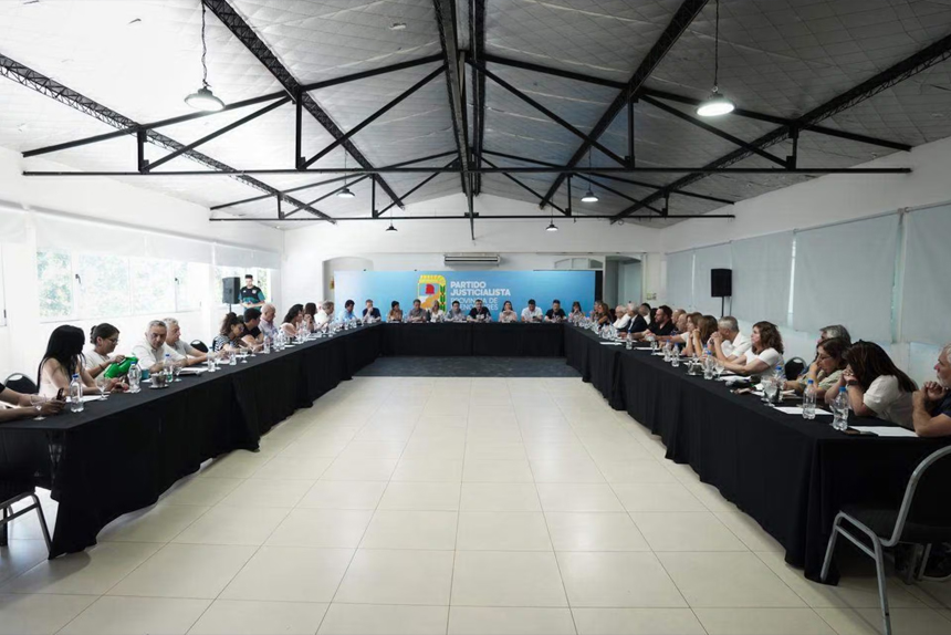 Kicillof acelera el desafío al kirchnerismo por el control del PJ