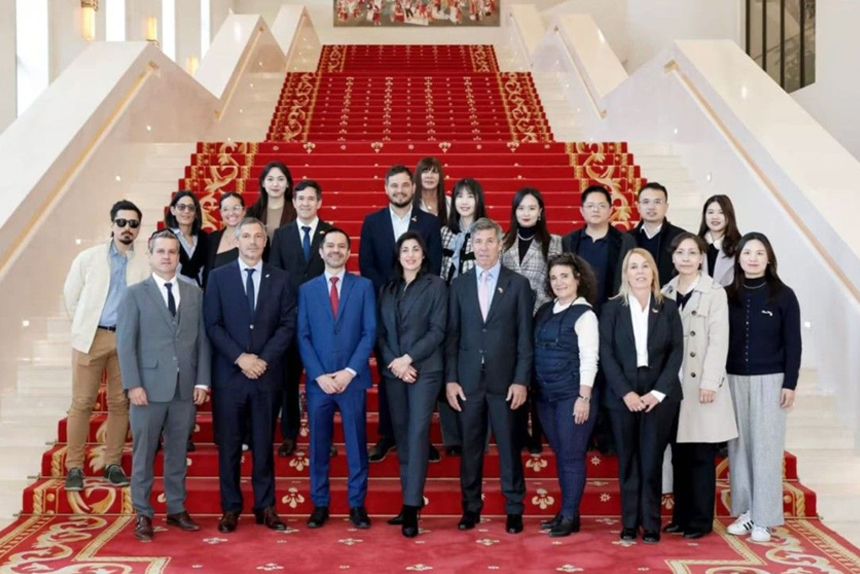 Las contradicciones detrás del viaje libertario a China