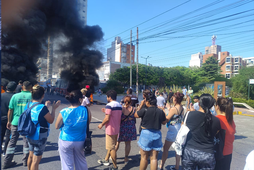Mientras Julián Álvarez juega a la interna, la policía reprime municipales precarizados