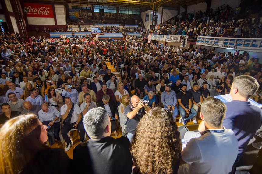 Dante Gebel y un acto ausente: mandó a otros a presentar su estructura territorial con la mira puesta en 2027