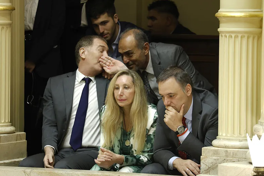 Karina Milei ordena blindar a Adorni en redes