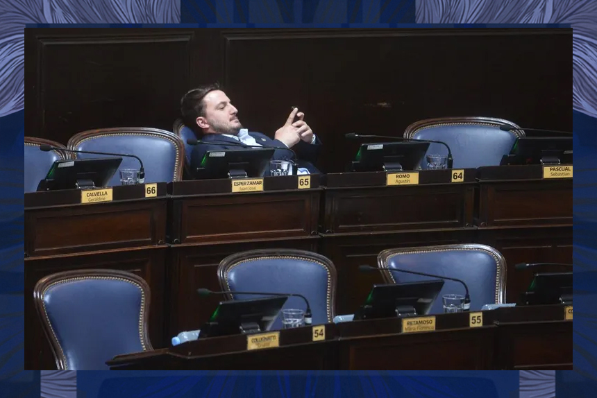 La interna desembarca en Defensa: echan a un hombre de Santiago Caputo