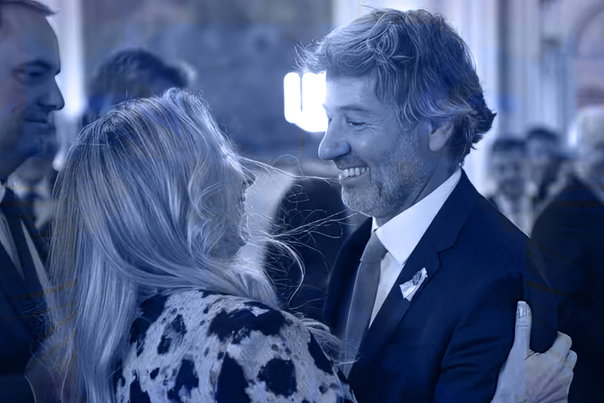 Las claves de la pulseada entre Caputo y Karina que pone en jaque a Adorni