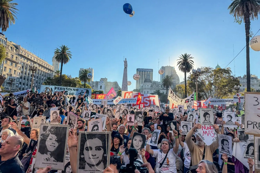 Una marea humana en Plaza de Mayo desafió al negacionismo oficial a 50 años del golpe