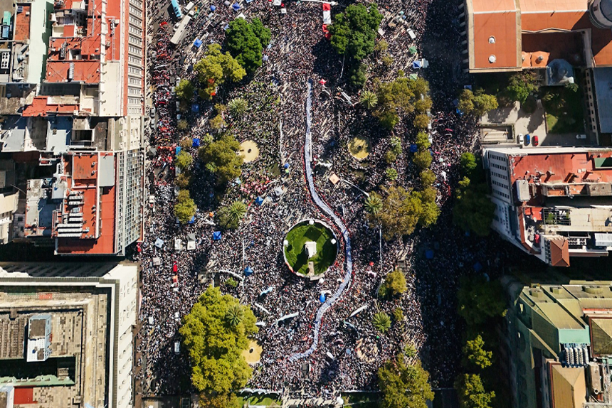 Una marea humana en Plaza de Mayo desafió al negacionismo oficial a 50 años del golpe