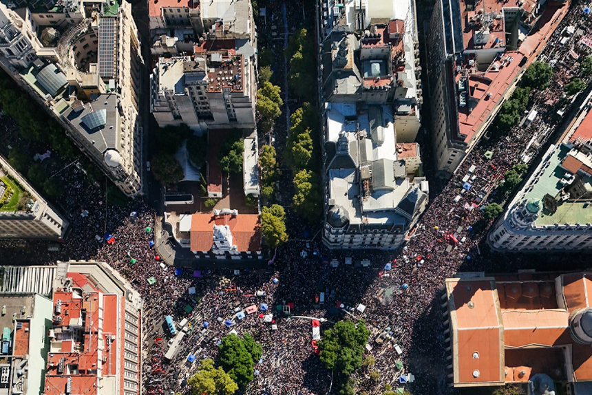 Una marea humana en Plaza de Mayo desafió al negacionismo oficial a 50 años del golpe