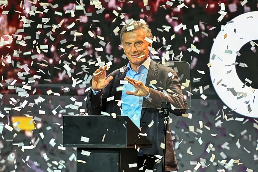 Macri sale de gira para capitalizar el desastre libertario