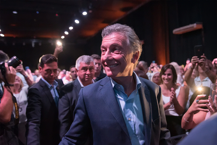 Macri sale de gira para capitalizar el desastre libertario