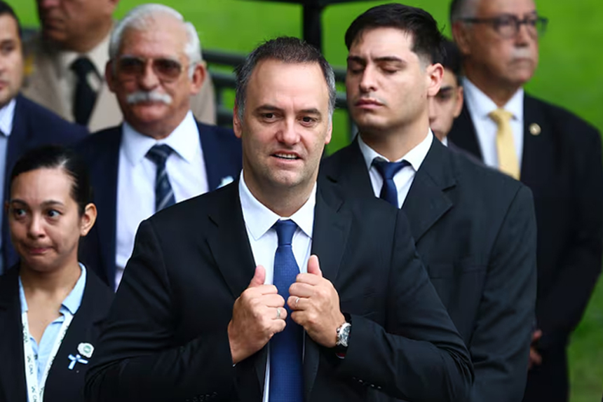 Otras dos señoras mayores le prestaron 100 mil dólares a Adorni