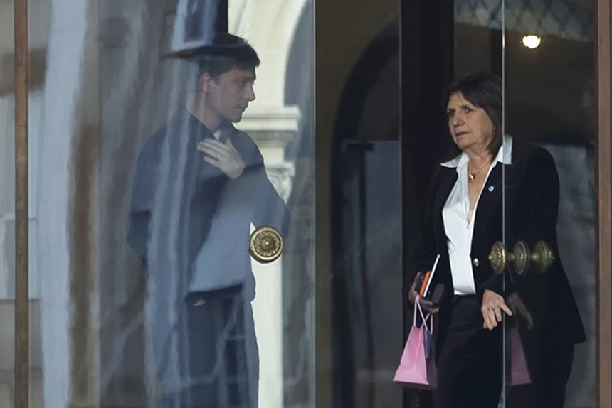 Adorni quiso mostrar respaldo pero Bullrich lo dejó plantado