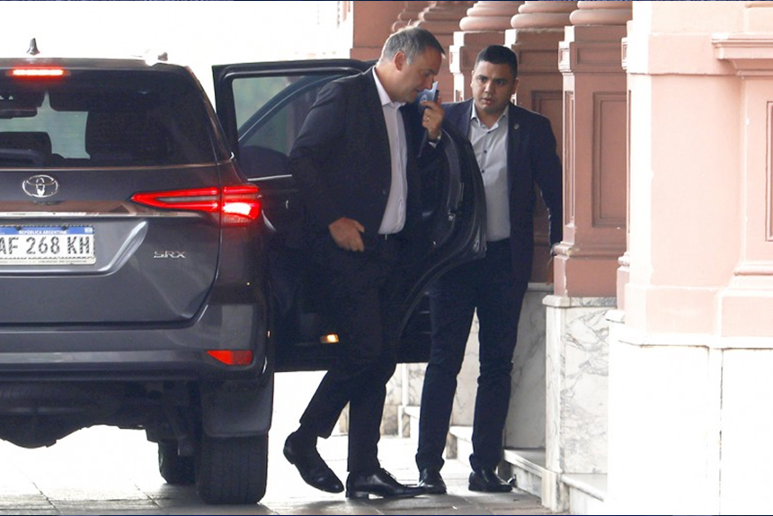 Horas decisivas: Los hermanos presidenciales analizan qué hacer con Adorni
