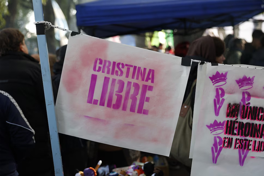 Máximo reclama unidad desde el mismo micrófono del que expone la interna