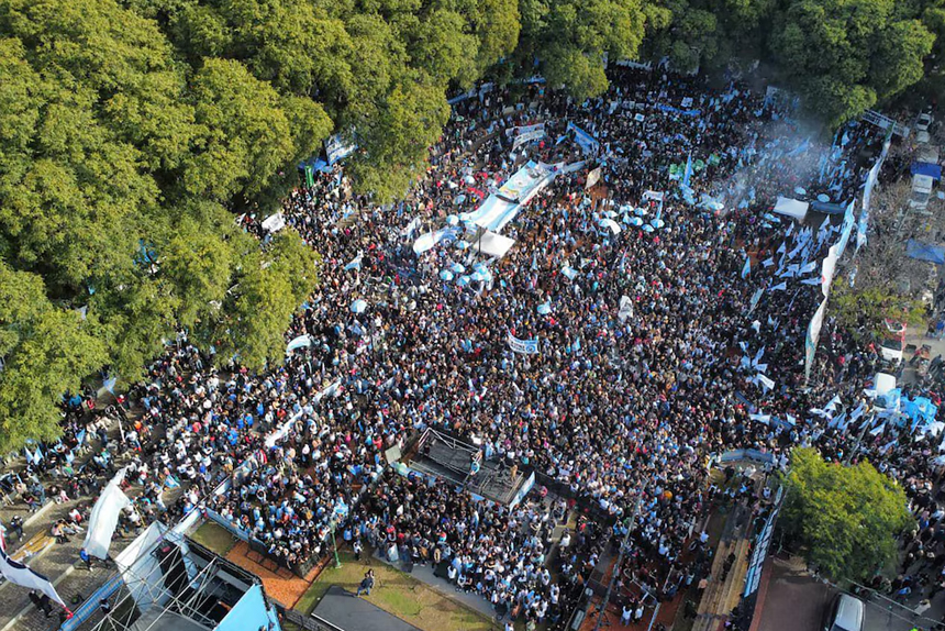 Máximo reclama unidad desde el mismo micrófono del que expone la interna