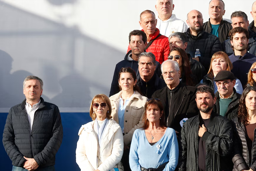 Máximo reclama unidad desde el mismo micrófono del que expone la interna