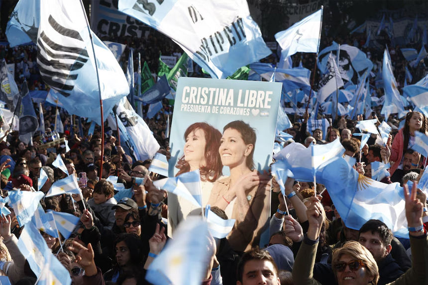 Máximo reclama unidad desde el mismo micrófono del que expone la interna