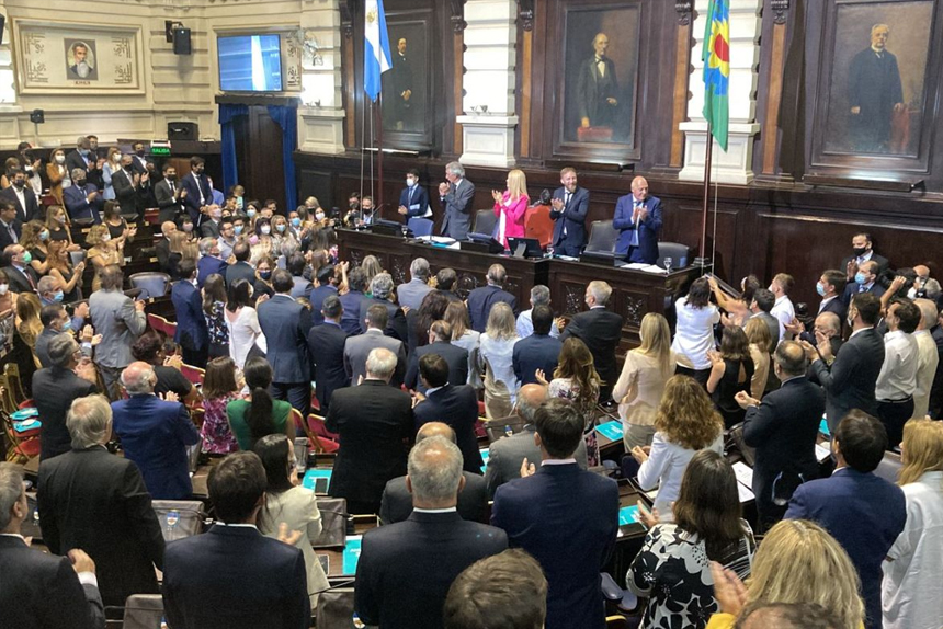 Mientras cubre los recortes de Nación, Kicillof activa en la Legislatura su plan de producción pública de remedios