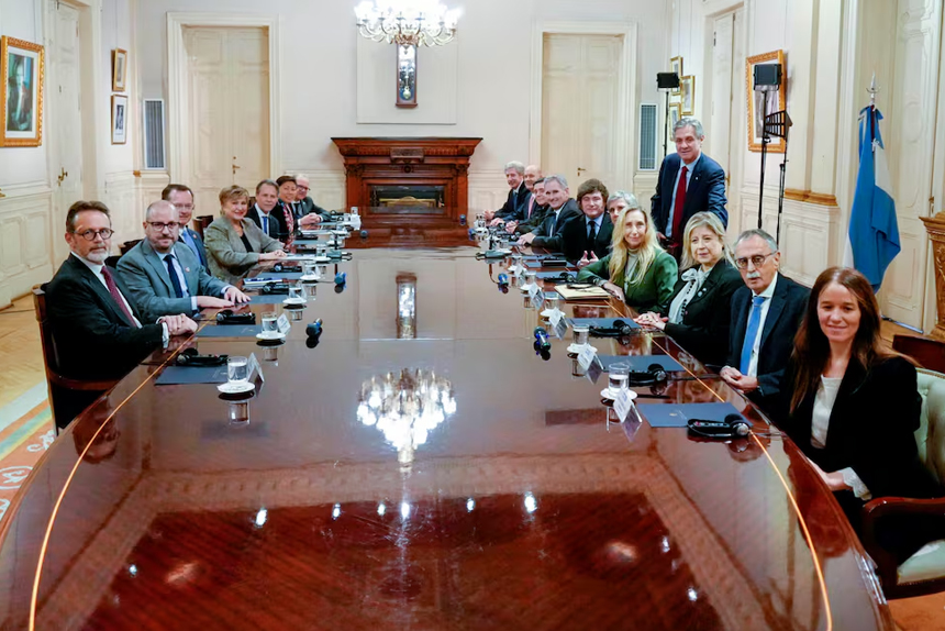 La jefa del FMI lleva adelante la reunión de gabinete y se hace inocultable el cogobierno