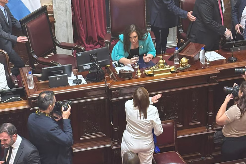 Milei aprovecha la distracción mundialista para entregar el país