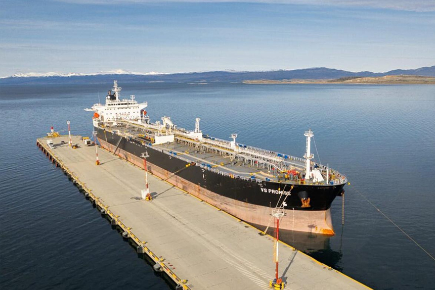 Luego de tomar control del puerto en Ushuaia, el gobierno de Milei permitió que un buque británico se lleve petróleo de Malvinas