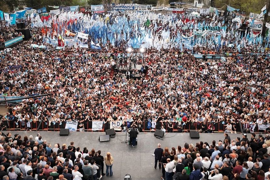 Lanzamiento 2027: Kicillof mostró músculo en Avellaneda